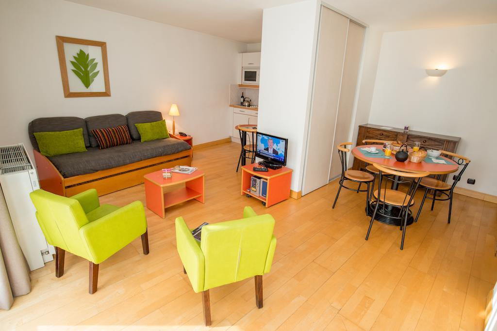 Privilodges Chateau Perrin Grenoble Eksteriør billede